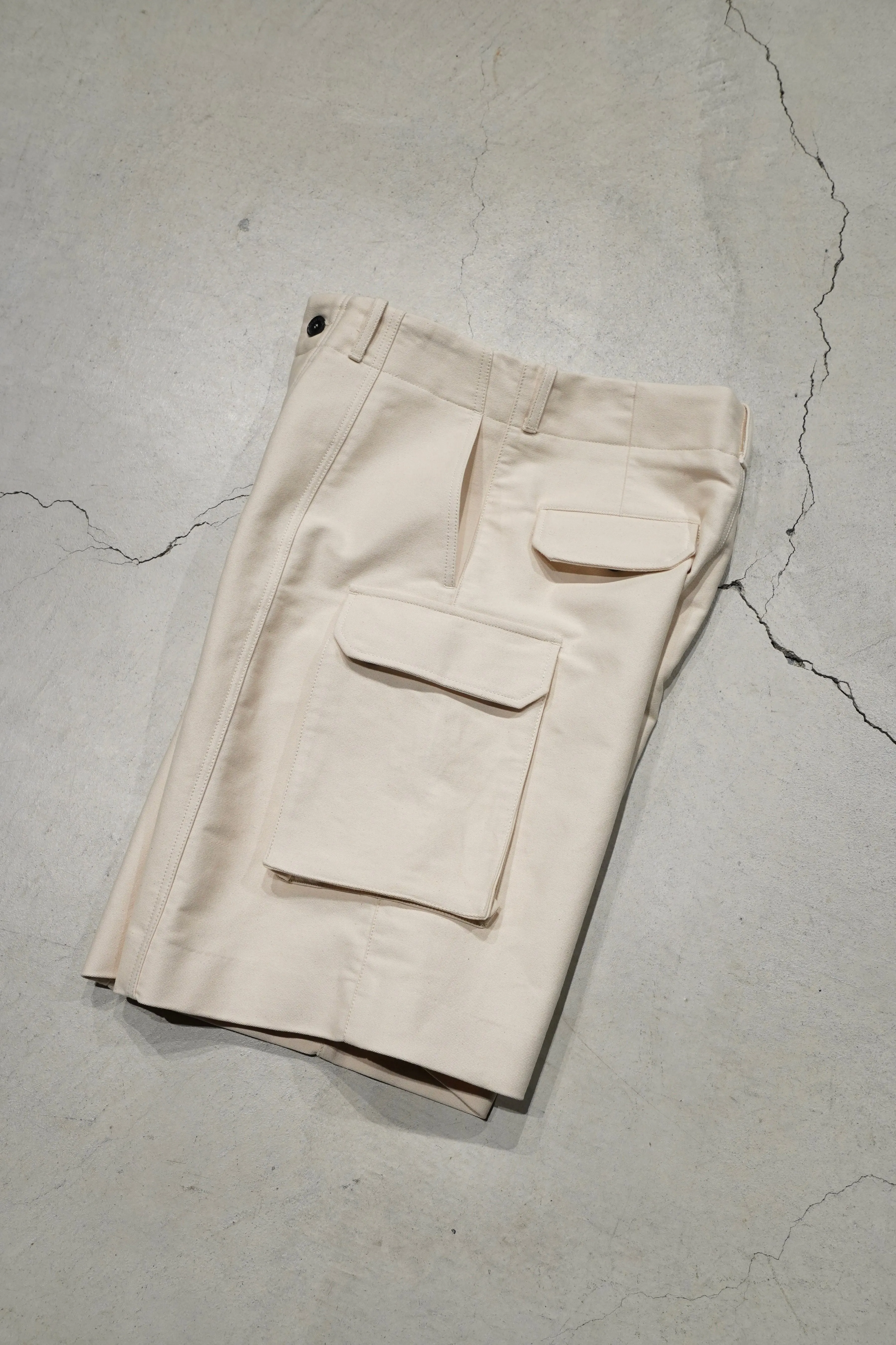 WIDE STITCH-DETAIL FLAP-POCKET SHORTS